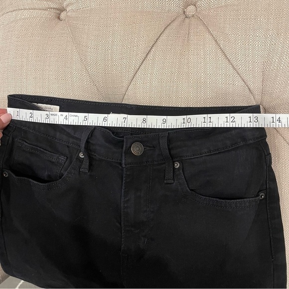 J: Levis Womens 724 High Rise Straight Raw Hem Distressed Knee Black Jeans Sz 28 - Picture 6 of 12